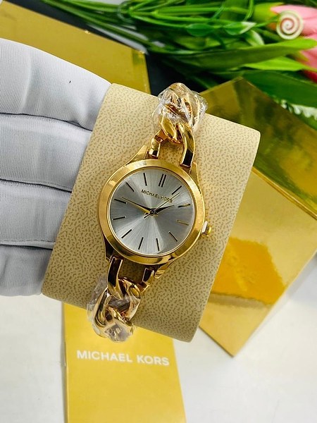 Michael Kors Runway Curb Chain watch features a distinctive chain link bracelet