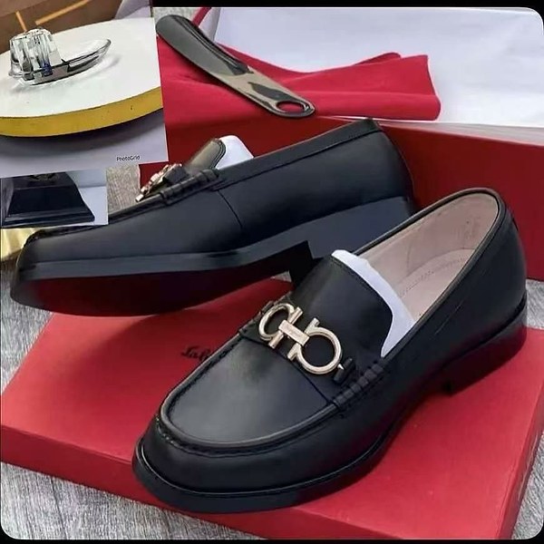 Sleek black leather Salvatore Ferragamo Gancini-bit loafers